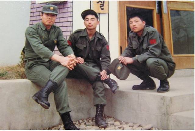 1980년 오뚜기부대 매점(PX) 앞에서 8사단 사령부 동료들과 찍은 사진. 왼쪽부터 필자, 작전처 류승태, 위병소 배순기.