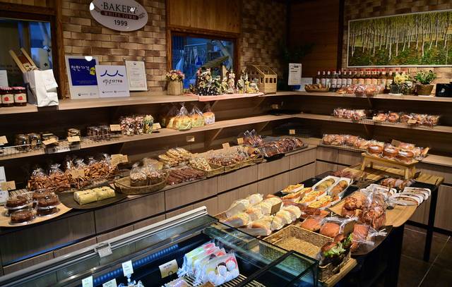 고흥 도화면의 하얀마을 빵집.