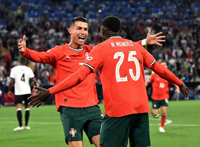 포르투갈의 크리스티아누 호날두(왼쪽)가 5일 오전(한국시간) 독일 뮌헨에서 열린 UEFA 네이션스리그 파이널 4강전에서 결승골을 넣은 후 동료와 기쁨을 나누고 있다.  로이터 연합뉴스