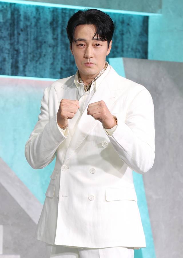 배우 소지섭이 5일 서울 중구 앰배서더서울풀만호텔에서 열린 넷플릭스 시리즈 ‘광장’ 제작발표회에서 포즈를 취하고 있다.  연합뉴스