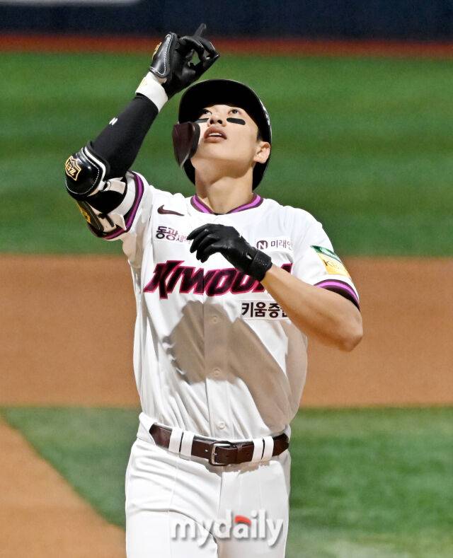 9일 오후 서울 고척동 고척스카이돔에서 진행된 '2025 프로야구 KBO리그' 키움히어로즈와 한화 이글스의 경기. 키움 송성문이 1회말 선두타자로 나서 홈런을 친 뒤 홈을 밟고 있다./머이데일리