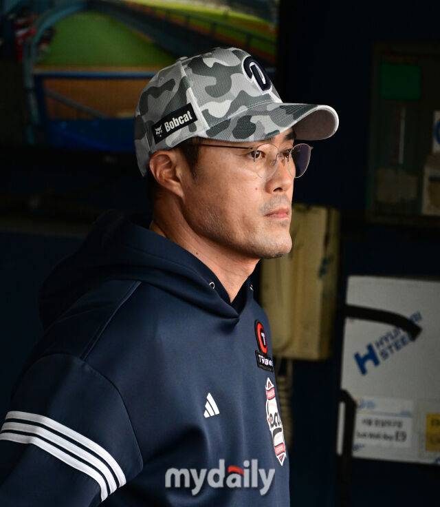 2025년 6월 4일 오후 서울 잠실구장에서 진행된 '2025 신한 SOL뱅크 KBO 리그' KIA 타이거즈와 두산 베어스의 경기. 두산 조성환 감독대행이 경기를 지켜보고 있다./잠실 = 유진형 기자