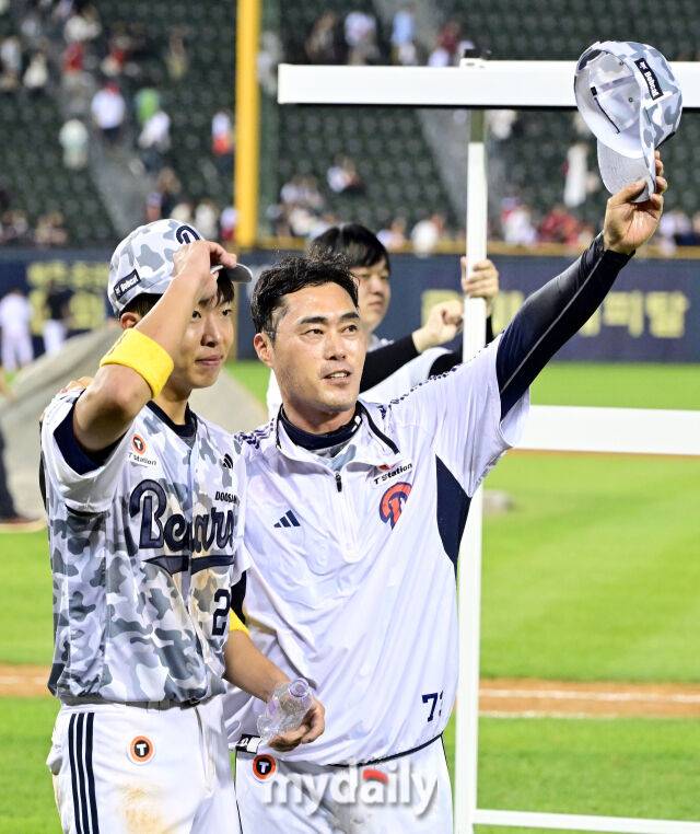 2025년 6월 5일 오후 서울 잠실구장에서 진행된 '2025 신한 SOL뱅크 KBO 리그' KIA 타이거즈와 두산 베어스의 경기. 두산 김민석이 연장 10회말 2사 1.2루서 끝내기 안타로 2-1 승리를 한 뒤 조성환 감독대행과 함께 팬들에게 인사하고 있다./잠실 = 유진형 기자