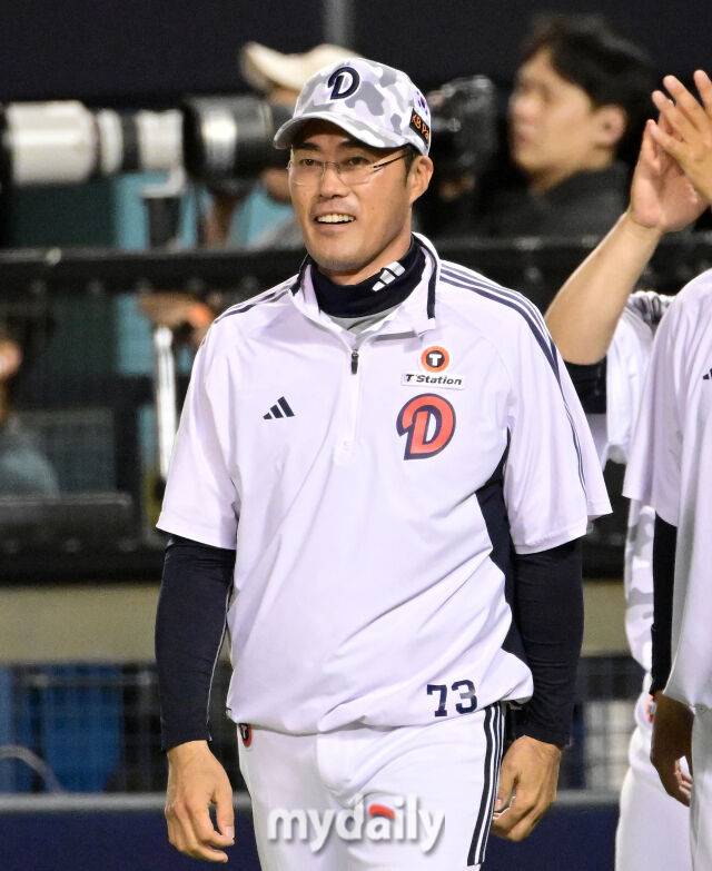 2025년 6월 5일 오후 서울 잠실구장에서 진행된 '2025 신한 SOL뱅크 KBO 리그' KIA 타이거즈와 두산 베어스의 경기. 두산 조성환 감독대행이 연장 10회말 2사 1.2루서 김민석의 끝내기 안타로 2-1 승리를 한 뒤 기뻐하고 있다./잠실 = 유진형 기자