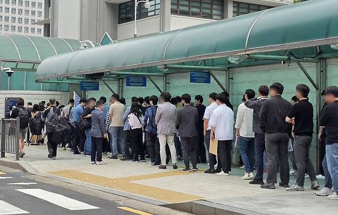 지난달 23일 서울 종로구 주한 미국대사관 앞에서 미국 비자를 발급받으려는 사람들이 줄을 서 있다. [연합]