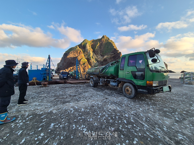 독도 화장실 정화조 청소를 위해 분뇨차가 독도에 상륙하고 있다[울릉군 제공]