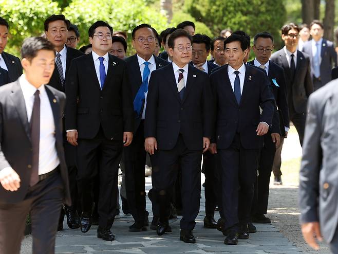 이재명 대통령이 4일 서울 여의도 국회 로텐더홀에서 취임 선서를 마친 뒤 우원식 국회의장 및 여야 6당 대표와 오찬을 위해 박찬대(왼쪽) 더불어민주당 대표 직무대행과 김민기 국회 사무총장과 함께 사랑재로 이동하고 있다. 이상섭 기자