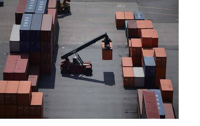 2025년 4월 한국 평택항에서 선적 컨테이너가 보이고 있다. [로이터]