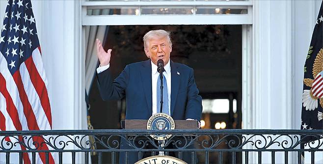 도널드 트럼프 미국 대통령이 4일(현지시간) 미 워싱턴D.C. 백악관 남쪽 잔디밭에서 열린 여름파티(summer soiree) 후 연설을 하고 있다. 트럼프 정부는 무역협상 주요국들에게 4일까지 ‘최선의 제안’을 낼 것을 2일 요구했다.   [AP]