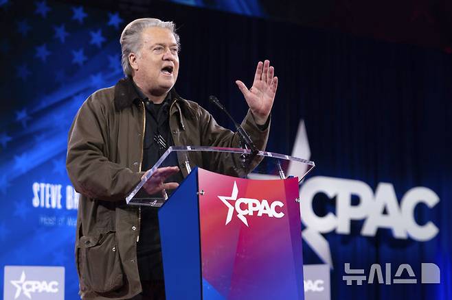 [옥슨 힐=AP/뉴시스]도널드 트럼프 1기 대통령 시절 고문이던 스티브 배넌이 지난 2월 20일(현지시간)  보수주의 정치행동총회(CPAC)에서 연설하고 있다. 2025.06.05.