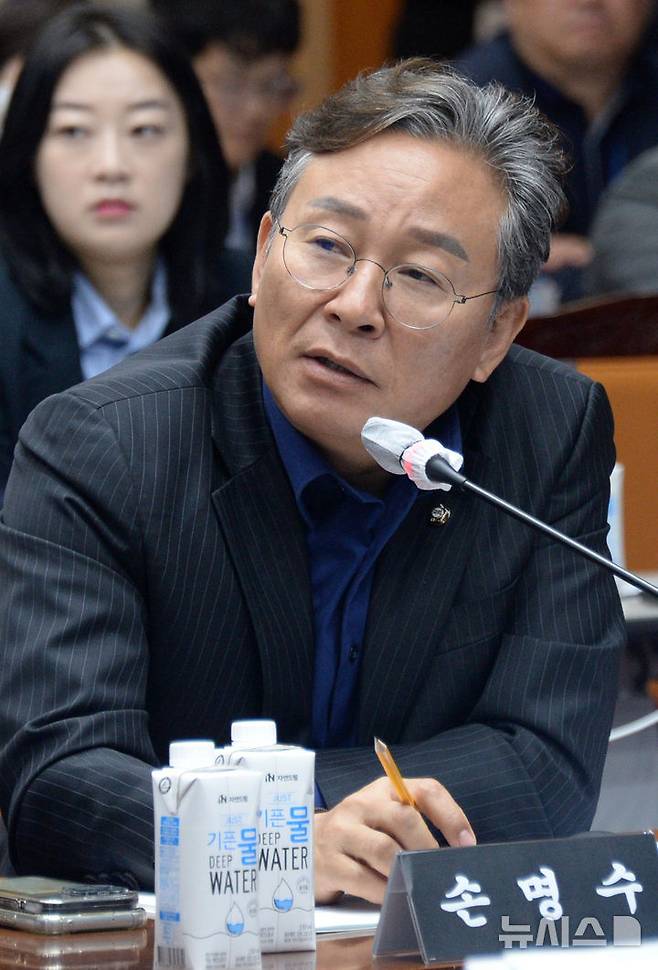 [전주=뉴시스] 손명수 더불어민주당 국회의원이 지난해 10월14일 전북 전주시 전북특별자치도청 대회의실에서 열린 '2024년 국회 국토교통위 국정감사'에 참석해 발언하는 모습. 2025.06.05. (사진=뉴시스DB) photo@newsis.com