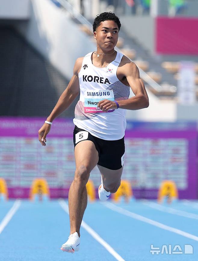 [구미=뉴시스] 이무열 기자 = 나마디 조엘진(예천군청)이 27일 경북 구미시민운동장에서 열린 '2025 구미 아시아육상경기선수권대회' 남자 100m 예선에서 역주하고 있다. 2025.05.27. lmy@newsis.com
