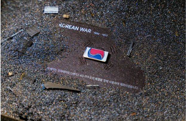 [서울=뉴싯스] K9 자주포 철로 만든 태극기 형상 배지. (사진=국가보훈부 제공) 2025.06.05. photo@newsis.com *재판매 및 DB 금지