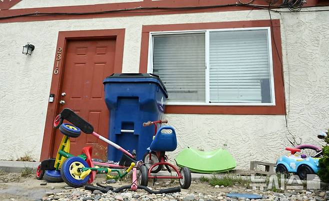 [볼더=AP/뉴시스] 지난 1일(현지 시간) 미국 콜로라도 볼더에서 친이스라엘 시위대에 화염병을 던져 공격한 모하메드 솔리만의 거주지 앞에 유모차와 자전거가 놓여있다. 트럼프 행정부가 솔리만의 가족들을 함께 추방하려 했지만, 법원은 4일 제동을 걸었다. 2025.06.05.