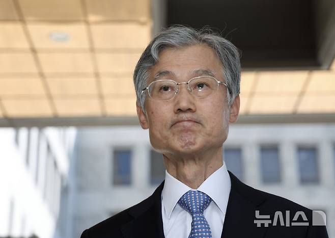 [서울=뉴시스] 김명년 기자 = 조희대 대법원장이 5일 오전 서울 서초구 대법원으로 출근하며 민주당의 대법관 증원법 관련해 입장을 밝히고 있다. 2025.06.05. kmn@newsis.com