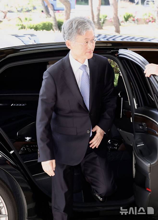 [서울=뉴시스] 김명년 기자 = 조희대 대법원장이 5일 오전 서울 서초구 대법원으로 출근하고 있다. 2025.06.05. kmn@newsis.com