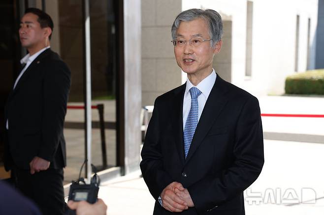 [서울=뉴시스] 김명년 기자 = 조희대 대법원장이 5일 오전 서울 서초구 대법원으로 출근하며 민주당의 대법관 증원법 관련해 입장을 밝히고 있다. 2025.06.05. kmn@newsis.com