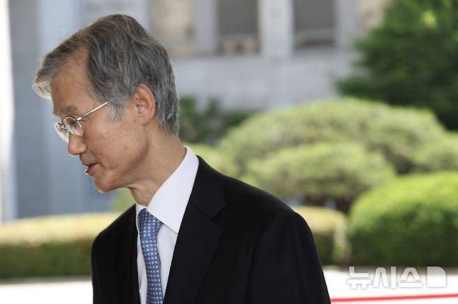 [서울=뉴시스] 김명년 기자 = 조희대 대법원장이 5일 오전 서울 서초구 대법원에서 민주당의 대법관 증원법 관련해 입장을 밝히고 이동하고 있다. 2025.06.05. kmn@newsis.com