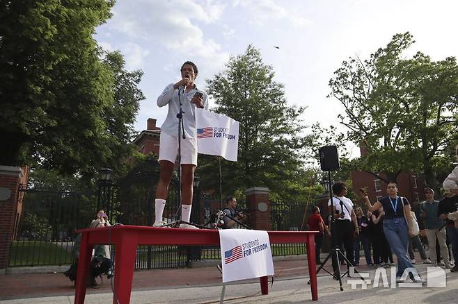 [케임브리지=AP/뉴시스] 도널드 트럼프 대통령이 4일(현지 시간) 하버드대 학생의 입국을 금지했다. 사진은 지난달 27일 미국 매사추세츠주 케임브리지의 하버드대 사이언스센터 광장에서 2026년 졸업 예정자인 누리엘 베라-디그레프가 하버드 제재에 반대하는 발언을 하는 모습. 2025.06.05.