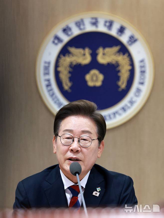 [서울=뉴시스] 고범준 기자 = 이재명 대통령이 5일 서울 용산구 대통령실 청사에서 열린 국무회의에서 발언하고 있다. 2025.06.05. bjko@newsis.com