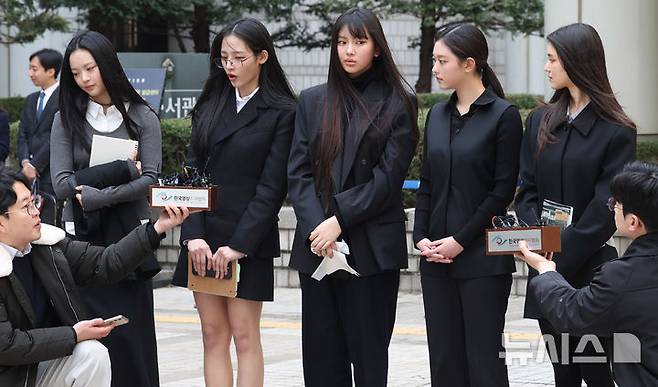 [서울=뉴시스] 추상철 기자 = 그룹 뉴진스(NJZ 하니, 민지, 혜인, 해린, 다니엘)가 지난 3월 7일 오후 서울 서초구 서울중앙지방법원에서 열린 '어도어, 뉴진스 상대 기획사 지위보전 및 광고계약 체결 등 금지 가처분' 심문기일을 마친 후 취재진의 질문에 답변하고 있다. 2025.06.05. scchoo@newsis.com