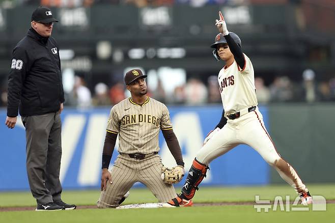 [샌프란시스코=AP/뉴시스] 샌프란시스코 자이언츠의 이정후가 4일(현지 시간) 미 캘리포니아주 샌프란시스코 오라클 파크에서 열린 2025 메이저리그 샌디에이고 파드리스와의 경기 1회 말 우중간 2루타로 진루한 후 세리머니하고 있다. SF는 5회 초 0-5로 끌려가면서 이정후만이 유일하게 안타를 기록하고 있다. 2025.06.05.