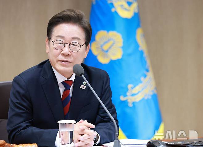 [서울=뉴시스] 고범준 기자 = 이재명 대통령이 5일 서울 용산구 대통령실 청사에서 열린 국무회의에서 발언하고 있다. 2025.06.05. bjko@newsis.com