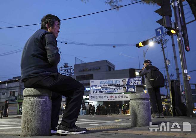 [서울=뉴시스] 김근수 기자 = 사진은 지난 4월 10일 새벽 서울 구로구 남구로역 인근 인력시장에서 건설 일용직 노동자들이 일자리를 구하기 위해 대기하고 있는 모습. 2025.04.10. ks@newsis.com
