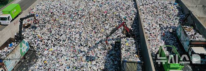 [수원=뉴시스] 김종택 기자 = 세계 환경의 날인 5일 경기 수원시 영통구 수원시자원순환센터에 각 가정에서 쏟아져 나온 플라스틱 폐기물이 가득 쌓여 있다. 2025.06.05. jtk@newsis.com