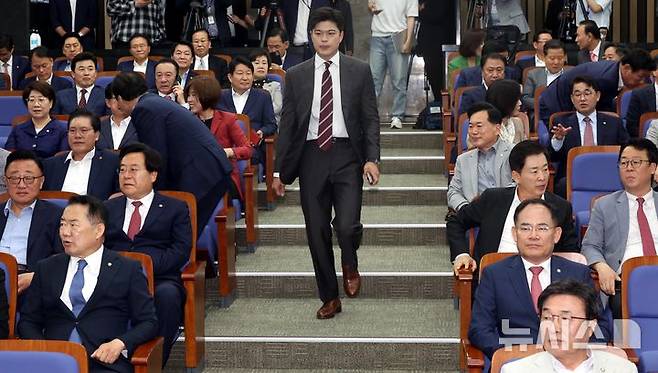[서울=뉴시스] 조성봉 기자= 김용태 국민의힘 비상대책위원장이 5일 오전 서울 여의도 국회에서 열린 의원총회에 참석하고 있다. 2025.06.05. suncho21@newsis.com