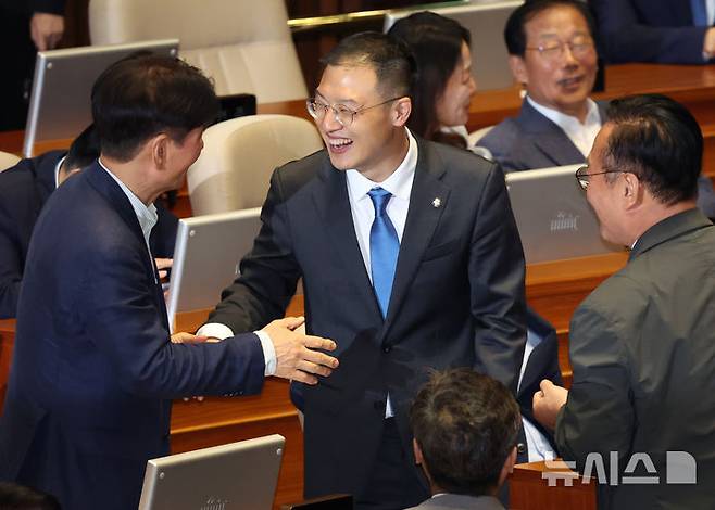 [서울=뉴시스] 조성우 기자 = 김상욱 더불어민주당 의원이 5일 오후 서울 여의도 국회에서 열린 제426회 국회(임시회) 제1차 본회의에 참석해 동료 의원들과 대화하고 있다. 2025.06.05. xconfind@newsis.com