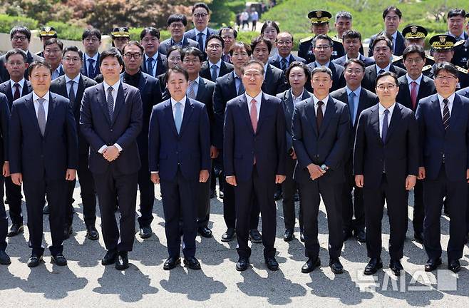 [과천=뉴시스] 이영환 기자 = 박성재(앞줄 가운데) 법무부 장관이 5일 오전 경기 과천시 법무부에서 이임식을 마친 후 참석자들과 기념촬영을 하고 있다. 2025.06.05. 20hwan@newsis.com