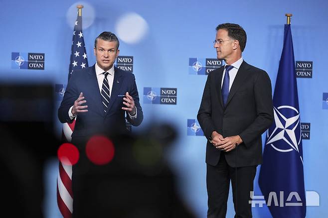 [AP/뉴시스] 미국의 피트 헤그세스 국방장관(왼쪽)과 마크 뤼터 나토 사무총장이 5일 국방장관 회의 개시에 앞서 취재진과 만나  답하고 있다