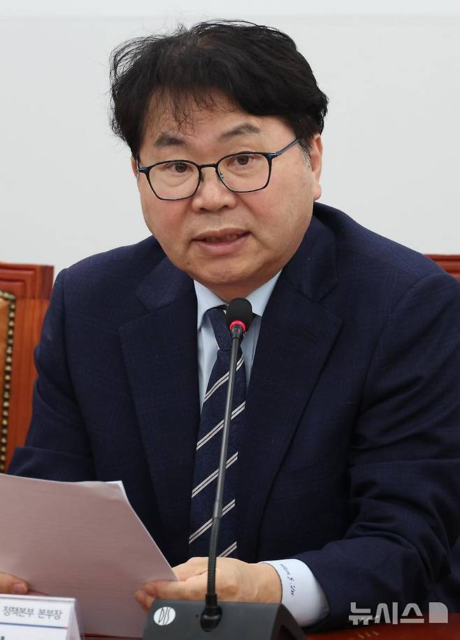 [서울=뉴시스] 조성봉 기자 = 이한주 더불어민주당 진짜 대한민국 중앙선대위 총괄선거대책본부 정책본부장이 12일 오전 서울 여의도 국회에서 열린 제21대 대통령선거 더불어민주당 10대 공약 기자간담회에서 발언을 하고 있다. 2025.05.12. suncho21@newsis.com