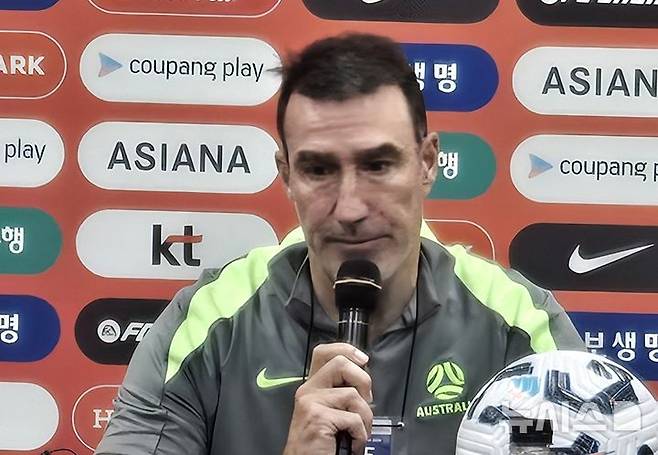[용인=뉴시스] 하근수 기자= 호주 남자 22세 이하(U-22) 축구 국가대표팀의 토니 비드마 감독. 2025. 06. 05. hatriker22@newsis.com