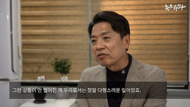 뉴스타파 취재진과 인터뷰 중인 더불어민주당 부승찬 의원. 