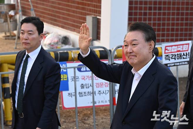 김성훈 전 대통령경호처 차장과 윤석열 전 대통령. 황진환 기자