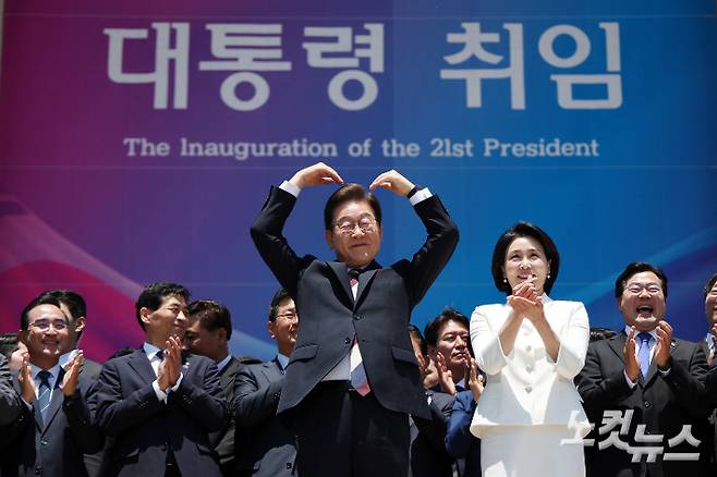 이재명 대통령 내외가 4일 오전 서울 여의도 국회 로텐더홀에서 취임 선서를 마치고 나와 잔디광장에 모인 시민들을 향해 팔로 하트를 만들어 보이고 있다. 윤창원 기자