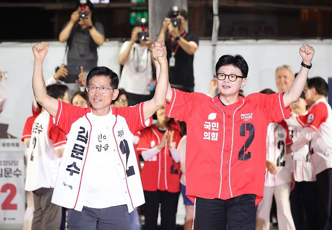 한동훈 전 대표 손 잡은 김문수 대선후보 (서울=연합뉴스) 박동주 기자 = 국민의힘 김문수 대선 후보가 2일 서울시청 앞 서울광장에서 열린 피날레 유세에서 한동훈 전 대표의 손을 잡고 지지를 호소하고 있다. 2025.6.2 pdj6635@yna.co.kr (끝) <저작권자(c) 연합뉴스, 무단 전재-재배포, AI 학습 및 활용 금지> 연합뉴스