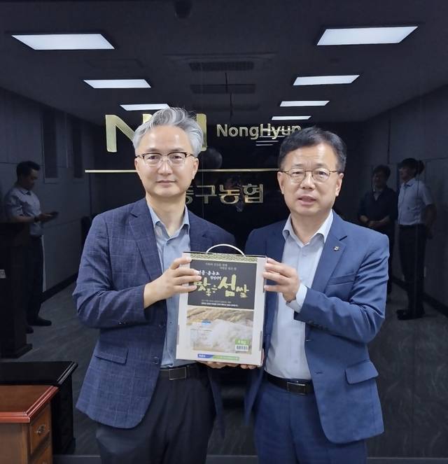 정선근 인천 중구농협 조합장(오른쪽)이 김한대 농협 조합감사위원회 인천검사국장에게 ‘맛좋은 섬쌀’을 전달하고 있다.