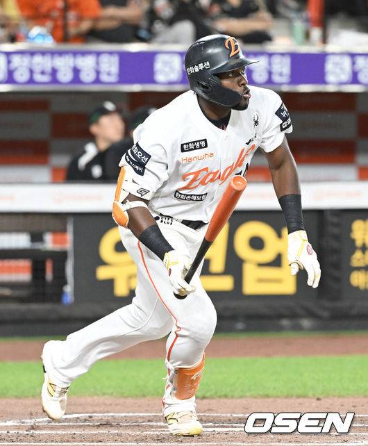 [OSEN=대전, 김성락 기자] 4일 오후 대전 한화생명볼파크에서 ‘2025 신한 SOL Bank KBO리그’ 한화 이글스와 KT 위즈의 경기가 열렸다.이날 홈팀 한화는 와이스, KT는 오원석을 선발로 내세웠다.6회말 한화 선두타자 플로리얼이 추격의 솔로 홈런을 날리고 있다. 2025.06.04 / ksl0919@osen.co.kr