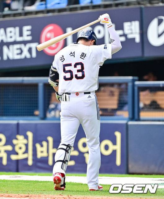 [OSEN=잠실, 박준형 기자]  27일 오후 서울 잠실구장에서 ‘2025 신한 SOL BANK KBO리그’ 두산 베어스와 롯데 자이언츠의 경기가 진행됐다.이날 경기에서 두산은 최승용을, 롯데는 박진을 선발투수로 내세웠다.4회말 무사 1,2루 두산 양석환이 3루수 앞 직선타를 날린뒤 아쉬워하고 있다 .    2025.04.27 / soul1014@osen.co.kr