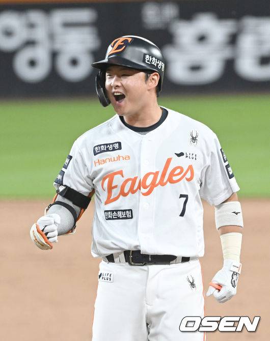 [OSEN=대전, 김성락 기자] 4일 오후 대전 한화생명볼파크에서 ‘2025 신한 SOL Bank KBO리그’ 한화 이글스와 KT 위즈의 경기가 열렸다.이날 홈팀 한화는 와이스, KT는 오원석을 선발로 내세웠다.7회초 2사 2, 3루 한화 이도윤이 역전 2타점 적시타를 날린 뒤 세리머니를 하고 있다.2025.06.04 / ksl0919@osen.co.kr