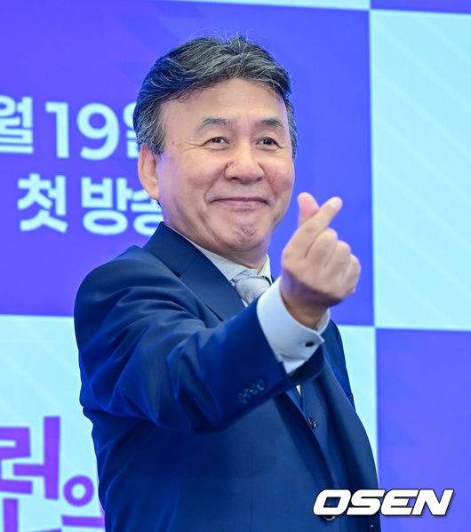 [OSEN=지형준 기자] 12일 오후 서울 마포구 상암동 스탠포드호텔에서 KBS2 새 수목시트콤 ‘빌런의 나라’ 제작발표회가 열렸다.오는 19일 첫 방송 예정인 ‘빌런의 나라’는 K-줌마 자매와 똘끼 충만 가족들의 때론 거칠면서도 때론 따뜻한 일상을 담은 시추에이션 코미디 드라마다.배우 박영규가 포토타임을 하고 있다. 2025.03.12 / jpnews@osen.co.kr