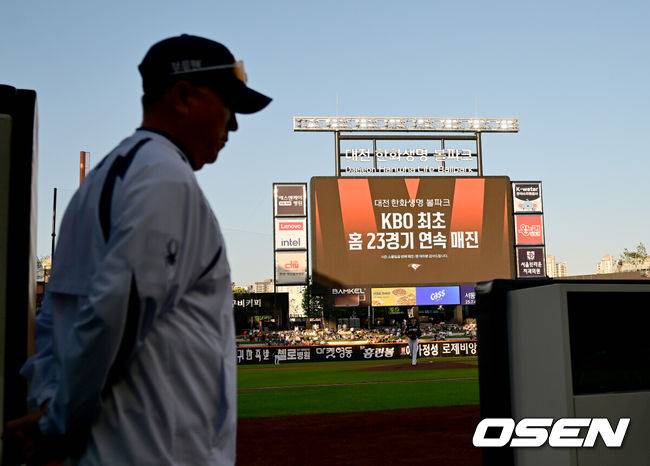 [OSEN=대전, 김성락 기자] 4일 오후 대전 한화생명볼파크에서 ‘2025 신한 SOL Bank KBO리그’ 한화 이글스와 KT 위즈의 경기가 열렸다.이날 홈팀 한화는 와이스, KT는 오원석을 선발로 내세웠다.KBO 최초 홈 23경기 연속 매진 기록한 한화 이글스. 2025.06.04 / ksl0919@osen.co.kr