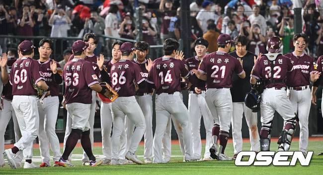 [OSEN=부산, 이석우 기자] 5일 부산 사직야구장에서 2025 신한 SOL 뱅크 KBO 리그 롯데 자이언츠와 키움 히어로즈의 경기가 열렸다. 홈팀 롯데는 데이비슨이, 방문팀 키움은 하영민이 선발 출전했다.키움 히어로즈 선수들이 롯데 자이언츠에 10-5로 승리한 후 기쁨을 나누고 있다. 2025.06.05 / foto0307@osen.co.kr