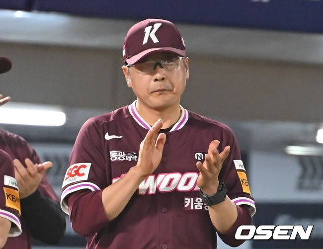 [OSEN=부산, 이석우 기자] 5일 부산 사직야구장에서 2025 신한 SOL 뱅크 KBO 리그 롯데 자이언츠와 키움 히어로즈의 경기가 열렸다. 홈팀 롯데는 데이비슨이, 방문팀 키움은 하영민이 선발 출전했다.키움 히어로즈 홍원기 감독이 롯데 자이언츠에 10-5로 승리한 후 선수들에게 박수를 보내고 있다. 2025.06.05 / foto0307@osen.co.kr