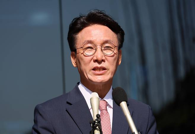 김민석 국무총리 후보자가 5일 서울 종로구 통의동 금융감독연수원에 마련된 인사청문회 준비 사무실로 첫 출근을 하며 취재진 질문에 답하고 있다. 연합뉴스