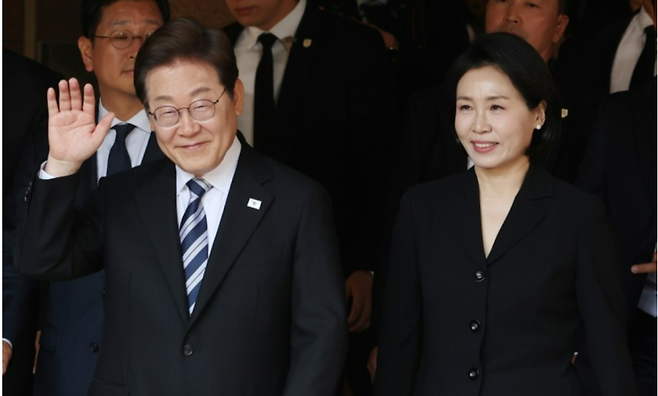 이재명 대통령과 김혜경 여사가 4일 오전 인천시 계양구 자택에서 나오며 환송나온 시민들과 인사를 하고 있다. 뉴스1