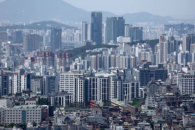 4일 서울 남산에서 바라본 아파트 등 모습. 새 정부의 부동산·건설 분야 최대 과제는 부동산 시장 안정화와 건설 경기 회복이다. 연합뉴스